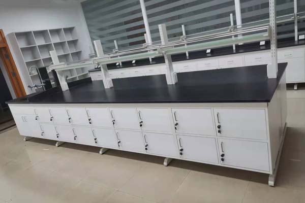 實驗臺在使用過程中需要注意哪些安全事項？